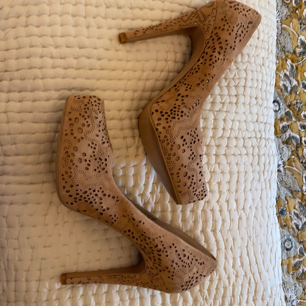 BCBG Cut out Platform heel nwot